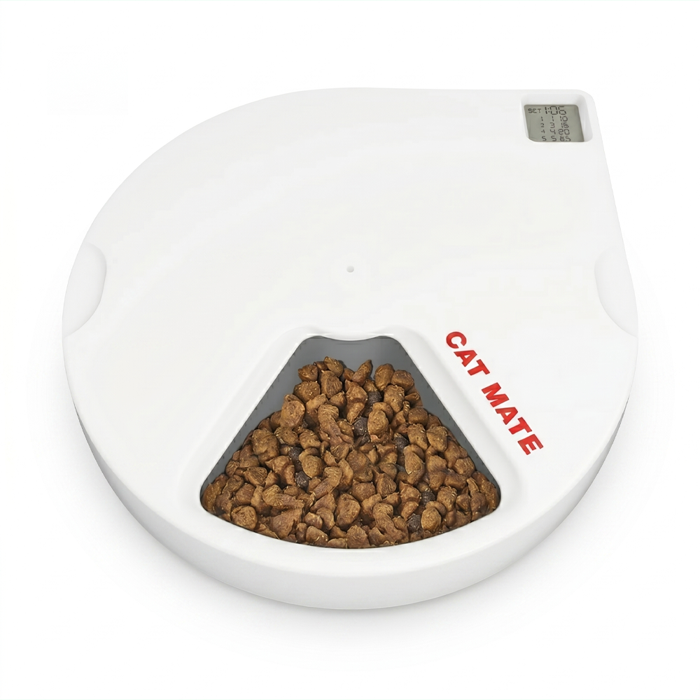 Photo of the Cat Mate C500 automatic pet feeder, featuring 5 meal compartments, compatibility with wet/dry food, and built-in ice packs to keep food fresh.